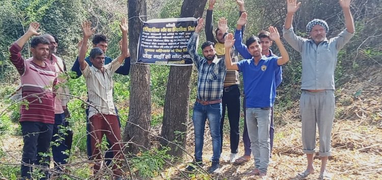 इटावा: सड़क न होने पर कायक्षी गांव के ग्रामीणों ने किया मतदान बहिष्कार, नहीं पड़ा एक भी मत