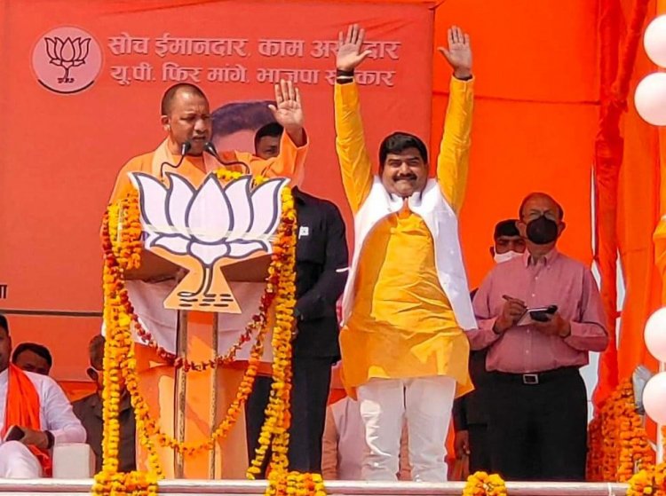 मेरे एक हाथ में विकास की छड़ी, दूसरे में बुलडोजर की स्टेयरिंग : योगी आदित्यनाथ
