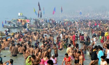 प्रयागराज : महाशिवरात्रि पर संगम स्नान के बाद पूजन अर्चन को उमड़ी भीड़