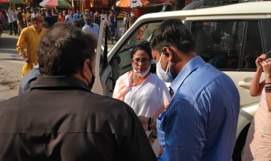 ममता बनर्जी ने बाबा विश्वनाथ के दरबार में लगाई हाजिरी