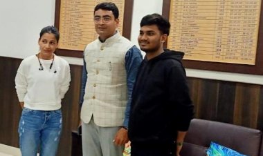 यूक्रेन से सकुशल आयें  धूमनगंज के रितिक और रूचि, जिलाधिकारी ने की मुलाकात, पूछा उनसें कुशलक्षेम