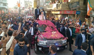 वाराणसी में प्रधानमंत्री मोदी के रोड शो में पुष्पवर्षा