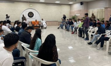 यूक्रेन से लौटे छात्रों से मिले मुख्यमंत्री योगी आदित्यनाथ