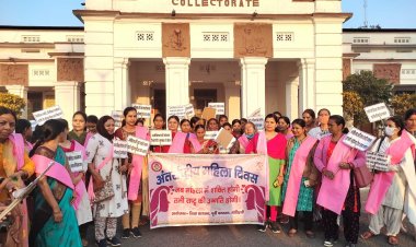 अंतर्राष्ट्रीय महिला दिवस पर समाहरणालय परिसर से महिलाओं ने निकाली प्रभातफेरी