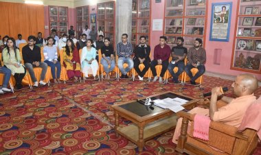 यूक्रेन से लौटे 15 छात्रों से मिले मुख्यमंत्री आदित्यनाथ