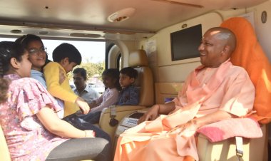 ...और सीएम योगी ने बच्चों को बिठा लिया हेलीकॉप्टर में, मोबाइल में कैद हुआ यादगार क्षण