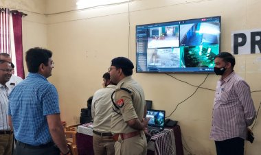 जिलाधिकारी एवं वरिष्ठ पुलिस अधीक्षक ने स्ट्रांग रूम का किया निरीक्षण