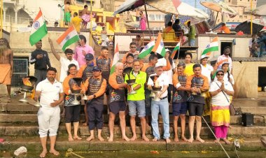 गंगोत्री से गंगासागर तक जगा रहे गंगा संरक्षण की अलख, काशी में की गंगा तलहटी की सफाई