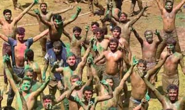 प्रयागराज की प्रसिद्ध है कपड़ा फाड़ होली