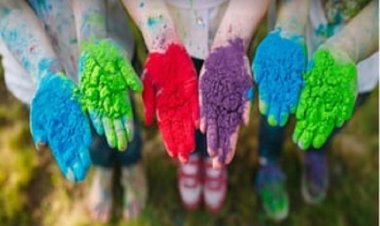 होली पर रासानिक रंग चेहरे को पहुंचा सकते हैं नुकसान, हर्बल कलर का करें इस्तेमाल