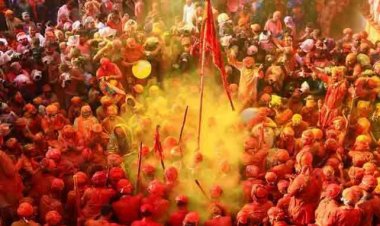 गोरखपुर की होली : आसमान से बरसते हैं फूल, रंग-अबीर से होती है फिजां रंगीन