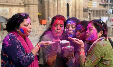 होली पर हर तरफ रंगीली हुयी काशी, ठंडाई और भांग का दौर चला