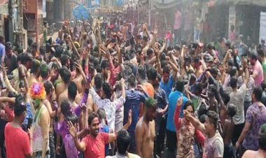 प्रयागराज: कपड़ा फाड़ होली में जमकर हुई मौज मस्ती