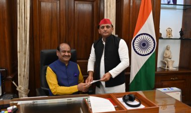 अखिलेश और आजम खान ने दिया लोकसभा से इस्तीफा