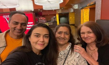 प्रीति जिंटा ने परिवार संग देखी 'द कश्मीर फाइल्स', पूरी टीम की जमकर की तारीफ