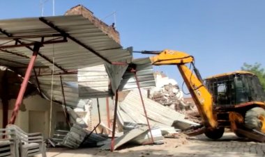 माफिया अतीक के घर पर चला बुलडोजर,अवैध बाउन्ड्रीवाल जमीदोज