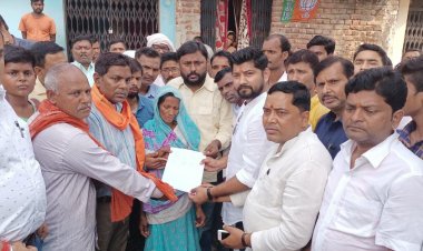 सीएम योगी ने बाबर के परिवार को भेजी दो लाख की सहायता, दरोगा व दो सिपाही भी लाइन हाजिर