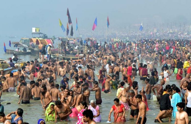 प्रयागराज : महाशिवरात्रि पर संगम स्नान के बाद पूजन अर्चन को उमड़ी भीड़