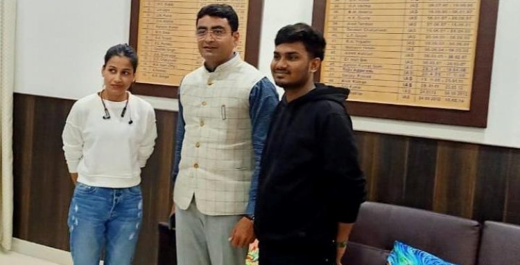 यूक्रेन से सकुशल आयें धूमनगंज के रितिक और रूचि, जिलाधिकारी ने की मुलाकात, पूछा उनसें कुशलक्षेम