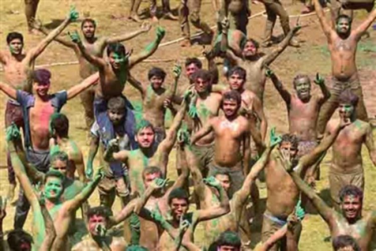 प्रयागराज की प्रसिद्ध है कपड़ा फाड़ होली