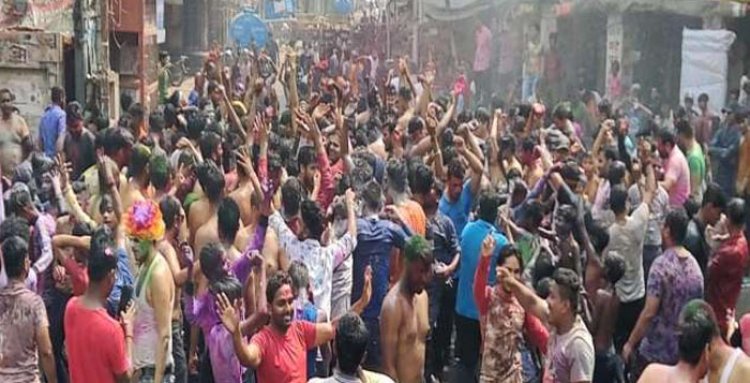 प्रयागराज: कपड़ा फाड़ होली में जमकर हुई मौज मस्ती