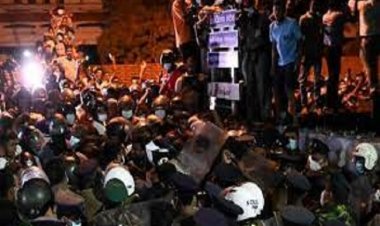 श्रीलंका में हालात बेकाबू: राष्ट्रपति आवास में घुसने की कोशिश, पुलिस गोलीबारी में दस घायल