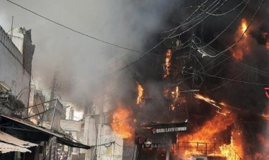 लखनऊ : कॉम्पलेक्स में लगी आग, फायर कर्मियों ने परिवार को सुरक्षित निकाला