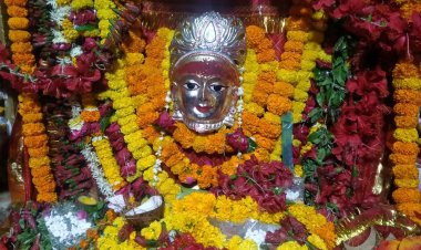 मां विध्यवासिनी के कुष्मांडा स्वरुप को निहारा, जयकारे से गूंजा विंध्यधाम