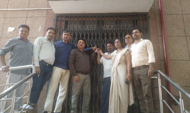 एसडीएम को गिरफ्तारी के लिए कलेक्ट्रेट में तालाबंदी