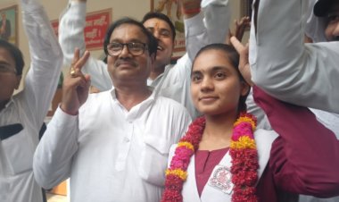 यूपी बोर्ड परिणाम: 12वीं में दिव्यांशी यूपी टॉप, जिले का नाम किया रोशन