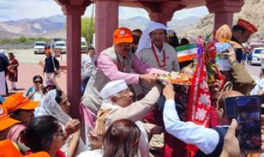 उत्तर प्रदेश के लोगों ने लेह लद्दाख में फहराया तिरंगा