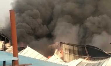 टैक्सटाइल्स फैक्टरी के गोदाम में लगी भीषण आग, लाखों का नुकसान