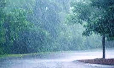 आसमान में छाये बादलों के साथ हुई बारिश से सुहाना हुआ मौसम