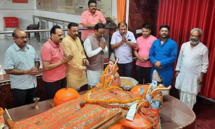 सीएम योगी आदित्यनाथ के जन्मदिन पर हनुमान जी को लगाया 50 किलो लड्डुओं का भोग, किया 50 पौधों का रोपड़