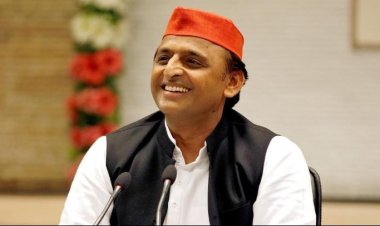 जन्मदिन पर अखिलेश यादव ने यूपी बोर्ड के टॉपर्स को बांटे लैपटॉप