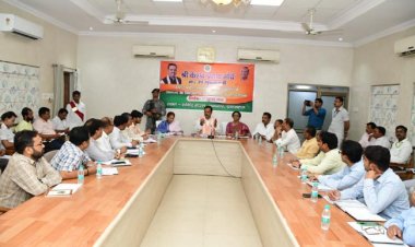 उपमुख्यमंत्री केशव प्रसाद मौर्य ने अधिकारियों संग की समीक्षा बैठक