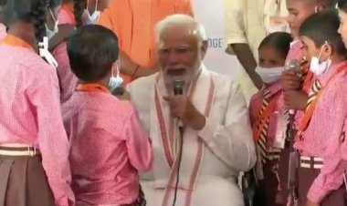 प्रधानमंत्री ने बच्चों से किया संवाद, अभिभावक की तरह कविता सुनी