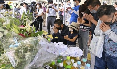 नारा में शिंजो आबे की स्मृति में अस्थायी स्मारक, लोग दे रहे श्रद्धांजलि