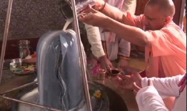 बोल-बम के जयकारों से गूंज रहे शिवालय, शिव मंदिर में योगी ने जलाभिषेक किया