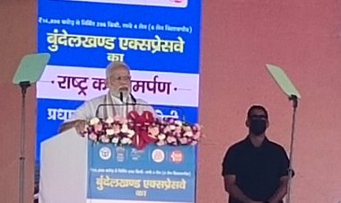 प्रधानमंत्री नरेन्द्र मोदी ने फिर चला बुंदेलखंड में भाषाई अस्त्र