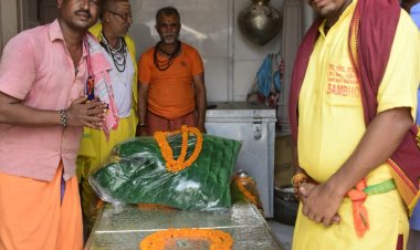 बाबा विश्वनाथ को चढ़ाया गया चांदी का पलंग, शयन आरती में गर्भगृह में सुशोभित हुआ रजत पलंग