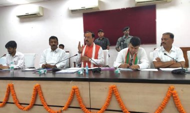 उपमुख्यमंत्री केशव प्रसाद मौर्य ने अधिकारियों संग की समीक्षा बैठक