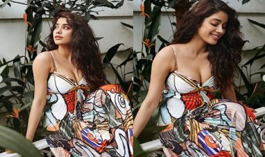 डीप नेक ड्रेस में जान्हवी कपूर ने बिखेरा हुस्न का जलवा