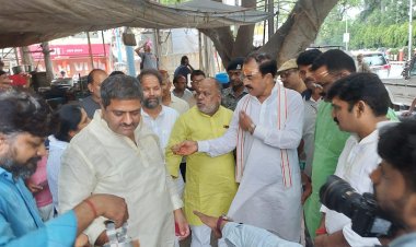 उप मुख्यमंत्री केशव प्रसाद ने बाबा विश्वनाथ के दरबार में हाजिरी लगाई, अड़ी पर चाय की चुस्की ली और पान भी खाया