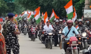 आजादी का अमृत महोत्सवः सीआरपीएफ जवानों ने वाराणसी में निकाली बाइक तिरंगा यात्रा