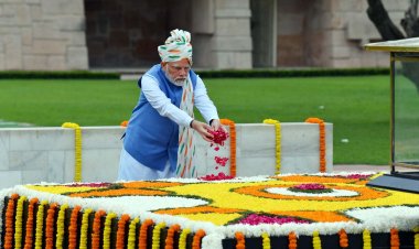प्रधानमंत्री नरेऩ्द्र मोदी 76वें स्वतंत्रता दिवस के अवसर पर राजघाट पर महात्मा गांधी की समाधि पर श्रद्धांजलि अर्पित करते हुए