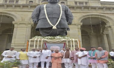 मुख्यमंत्री योगी ने पुष्पांजलि कर अटल को किया नमन