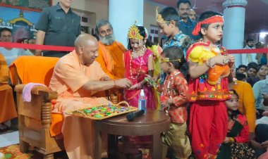 श्रीकृष्ण जन्मोत्सव कार्यक्रम का हिस्सा बने योगी आदित्यनाथ