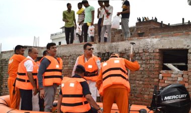 विधायक एवं जिलाधिकारी ने बाढ़ प्रभावित क्षेत्रों का भ्रमण कर लिया जायजा