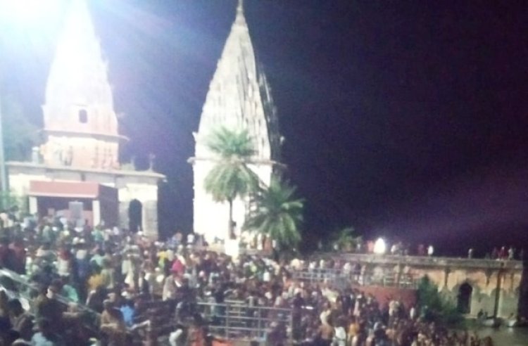 हर-हर महादेव की गूंज के साथ तीसरे सोमवार को शिव मंदिरों में लगी भक्तों की भीड़